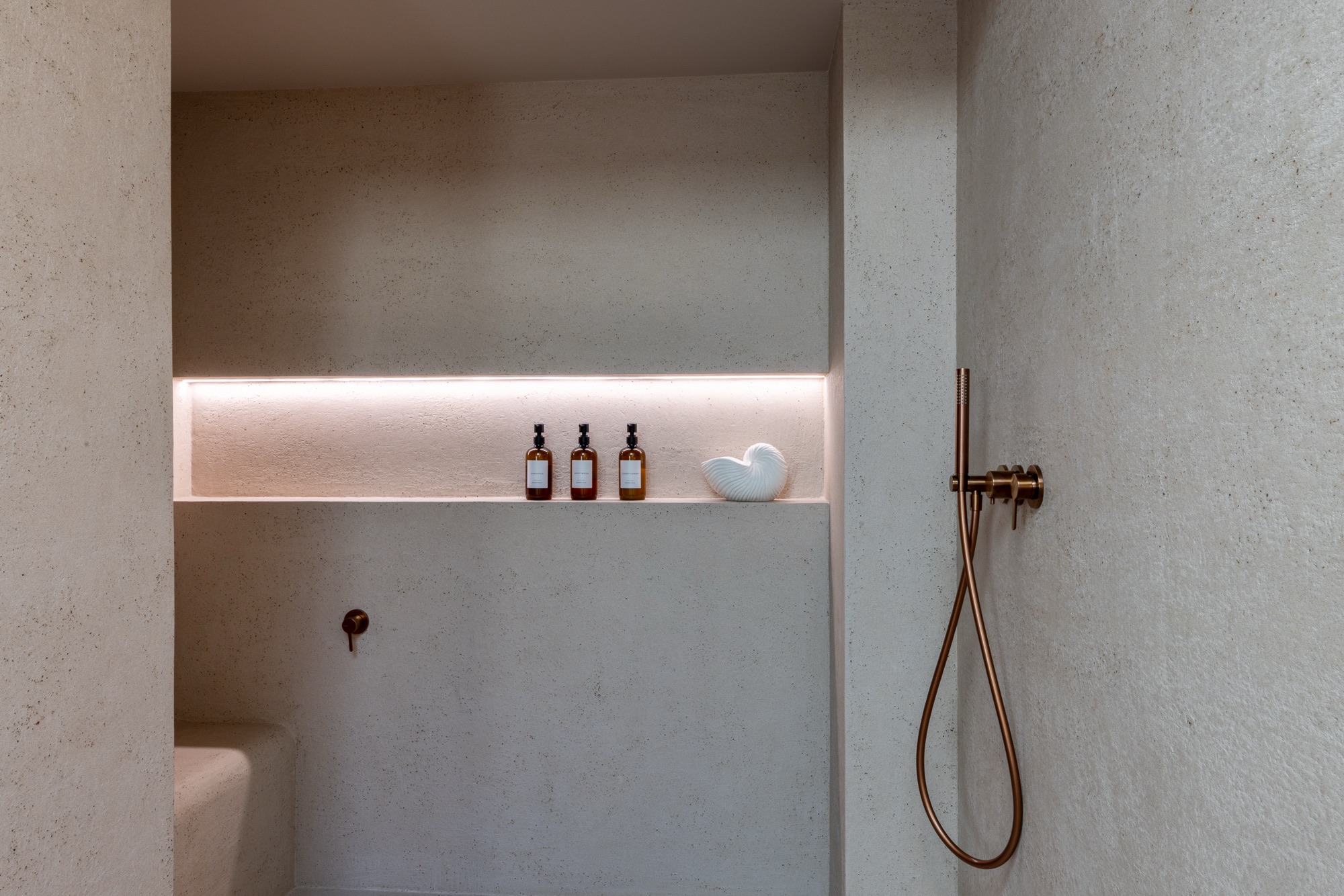 Nicchia doccia retroilluminata in Soloeco Resand colore Giannutri con miscelatore Fima Snap bronzo ambrato